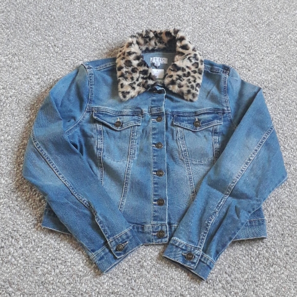 New Detachable Faux Fur Collar Denim Jacket - Picture 5 of 9